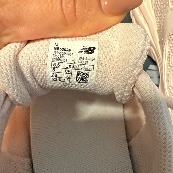 New Balance Pink Sneakers for Comfort and Performance - Picture 2 of 8